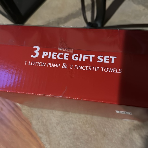 NWT Avanti Red Cardinal Soap Lotion Dispenser and Matching Fingertip Towels Set - Picture 6 of 6